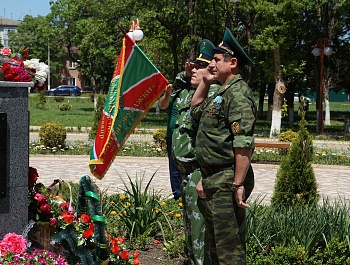 В Армавире День пограничника отметили торжественным возложением цветов к памятнику. Фоторепортаж