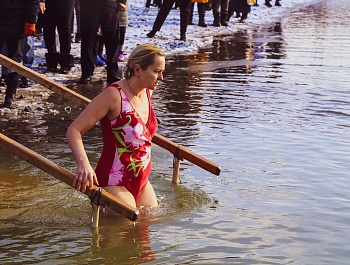 В Армавире 300 верующих окунулись в воду на Крещение