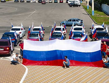 День Государственного флага в Армавире начали с масштабного автопробега