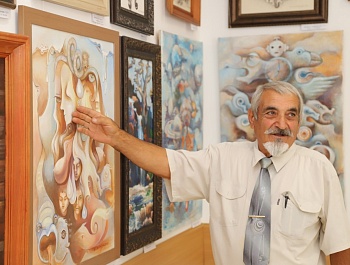В Армавире проходит выставка «Художник мечтает о мире»