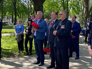 В Армавире горожане возложили цветы к памятнику в Сквере имени Героев-Чернобыльцев
