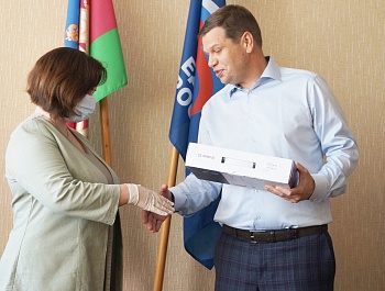 Депутаты ЗСК и члены фракции «Единой России» передали ноутбуки для дистанционного обучения армавирских школьников.