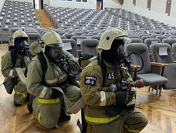 В ГДК Армавира прошли учения МЧС по тушению пожара