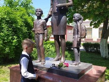 В Армавире к импровизированному мемориалу погибшим ученикам гимназии №175 города Казани люди приходят семьями