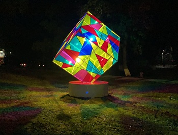 В Армавире появился новый яркий акцент - световой куб