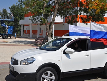 День Государственного флага в Армавире начали с масштабного автопробега