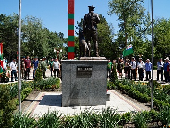 В Армавире День пограничника отметили торжественным возложением цветов к памятнику. Фоторепортаж