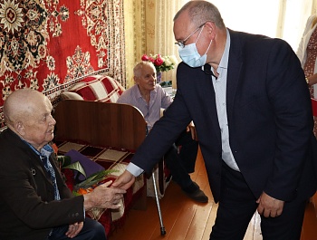 В Армавире ветерана ВОВ поздравили с 95-летним юбилеем