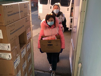 В Армавире волонтёры доставили продукты и предметы первой необходимости в инфекционную больницу