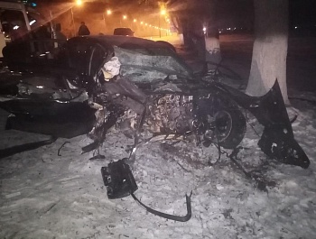 В Армавире автомобиль BMW врезался в дерево. В аварии пострадали четыре человека - двое из них дети