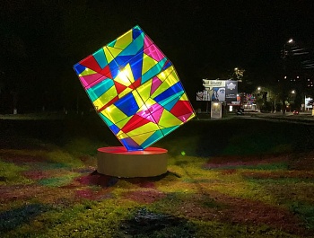 В Армавире появился новый яркий акцент - световой куб