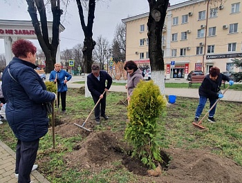 В Армавире в рамках акции «Сад Памяти» высадили 19 деревьев