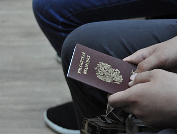 В Армавире депутат Госдумы вручила подросткам первые паспорта
